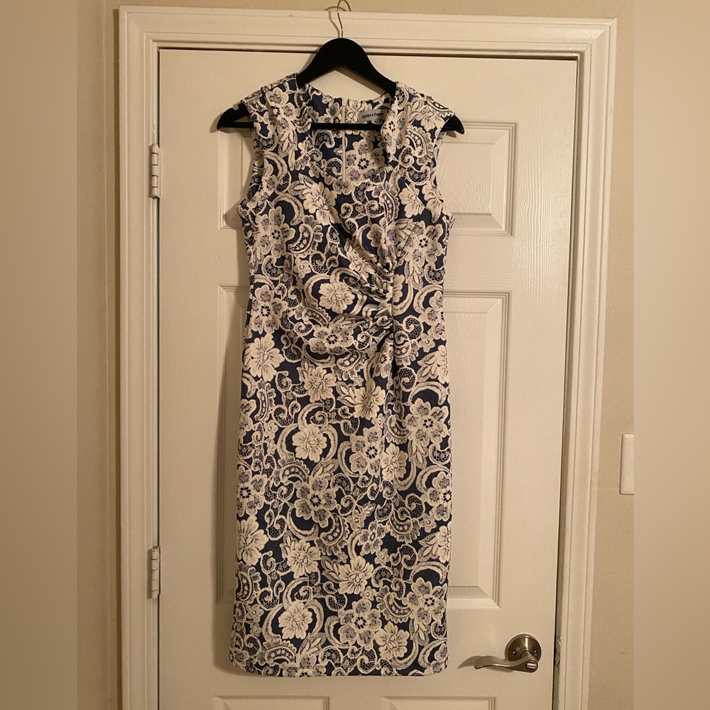 Shelby & Palmer Blue and White Dress. Floral. Size 8.Zip closure.Ruching at Top.